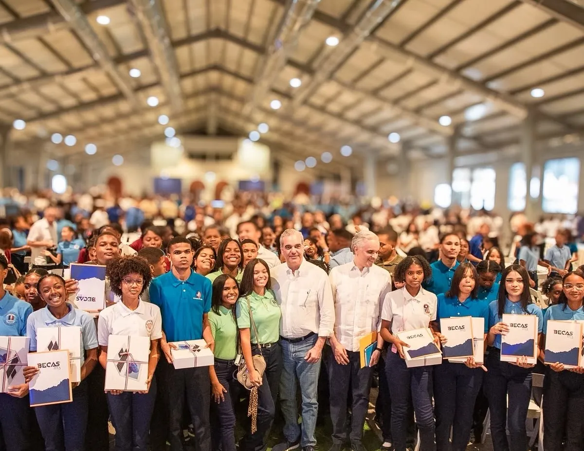 Presidente Abinader dialoga con jóvenes de San Cristóbal y anuncia inauguración del Hospital Traumatológico