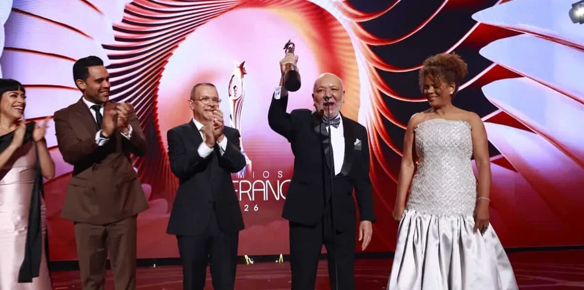 Jochy Santos recibe el Gran Soberano con un llamado al respeto en los medios de comunicación