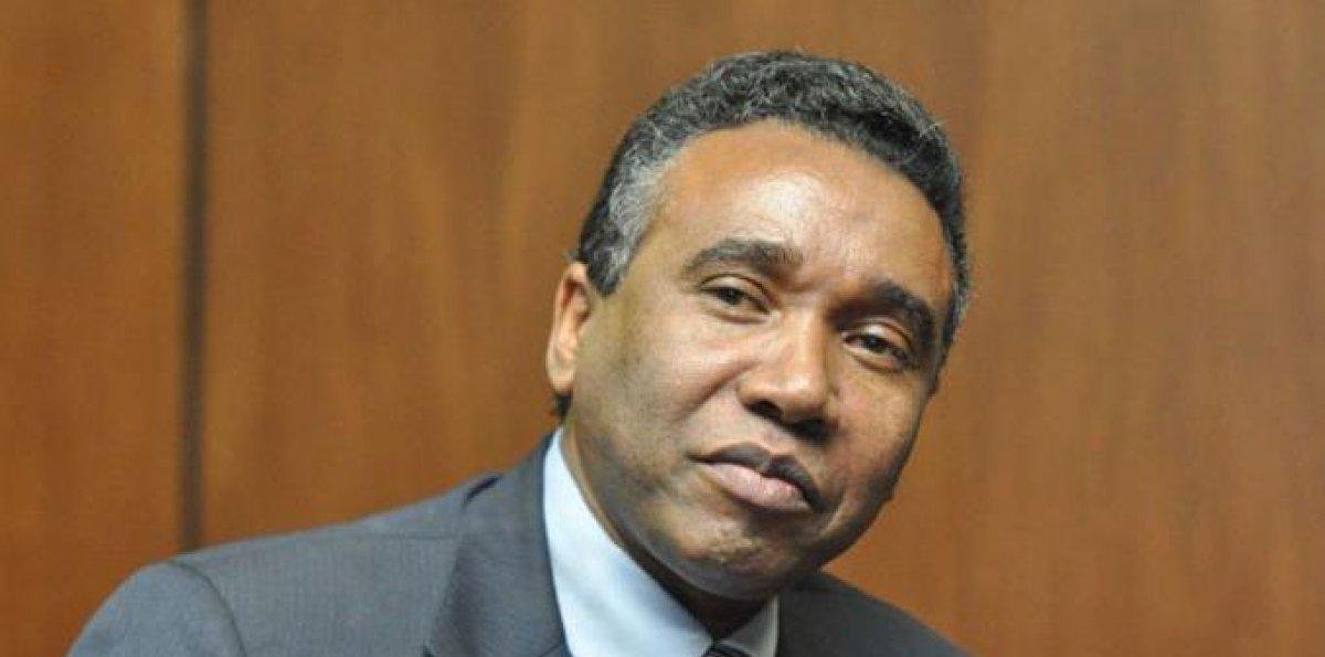 Asaltantes entran a casa senador San Juan