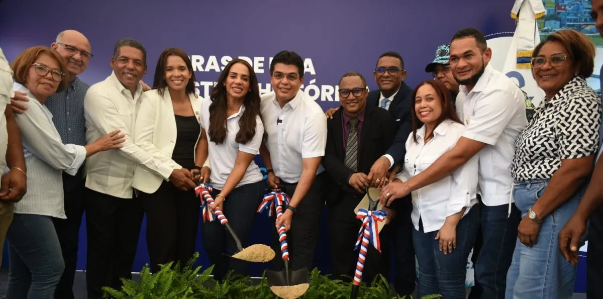 Fellito Suberví inicia el saneamiento de cañada en Los Guaricanos