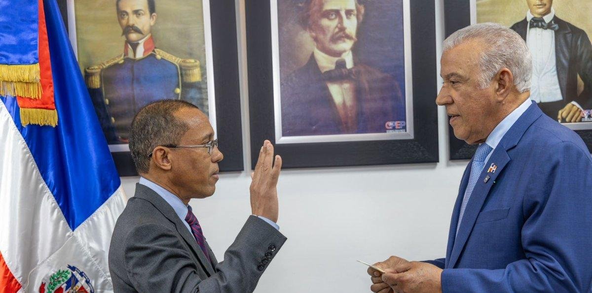 Geraldo Espinosa asume como contralor general de la República