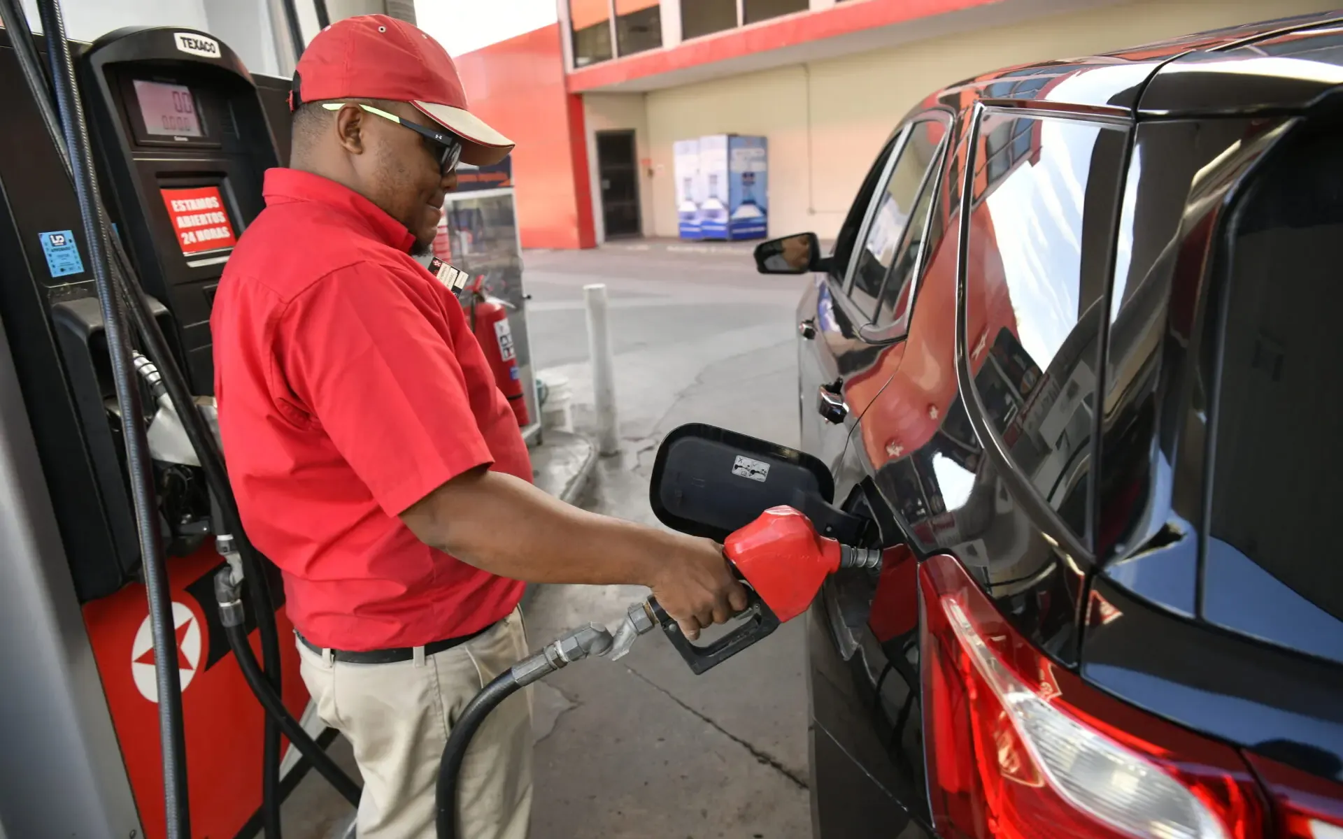 Gobierno mantiene sin variación precios de combustibles
