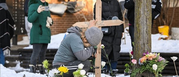 Multitud llora a mujer muerta a tiros por ICE mientras crecen tensiones con Trump