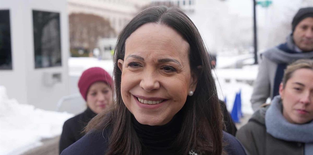 Es falso que María Corina Machado aparezca en una fotografía junto a Jeffrey Epstein