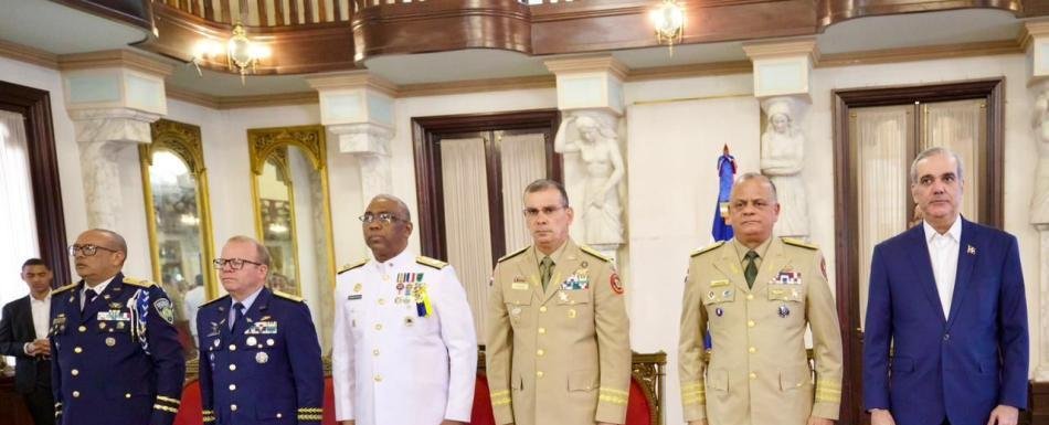 Abinader premia la permanencia en los cuerpos castrenses