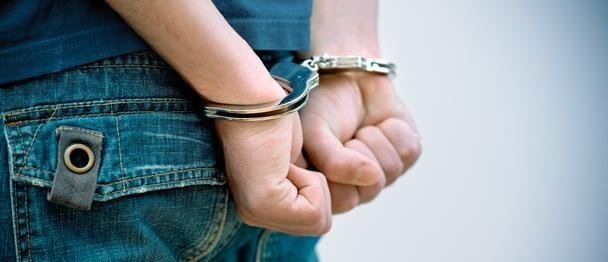 Detienen a dos hombres cuando intentaban robar en una banca de lotería en Moca