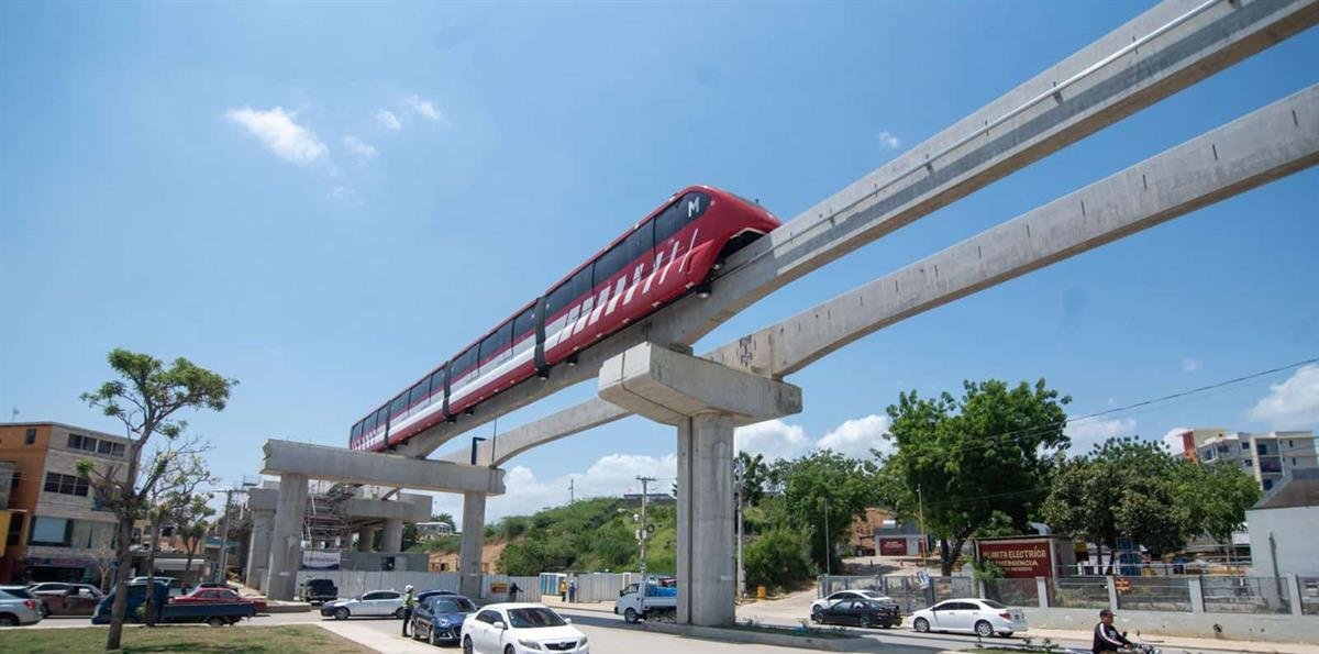 Trabajos del Monorriel de Santiago provocan ruptura de tubería y dejan sin agua a varios sectores