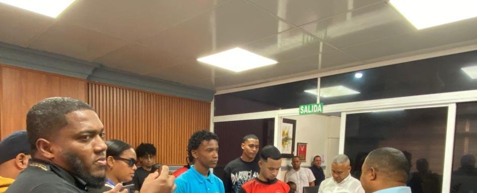 Grupo estudiantil solicita traslado de director del centro educativo de SFM "incumplimiento de sus funciones"