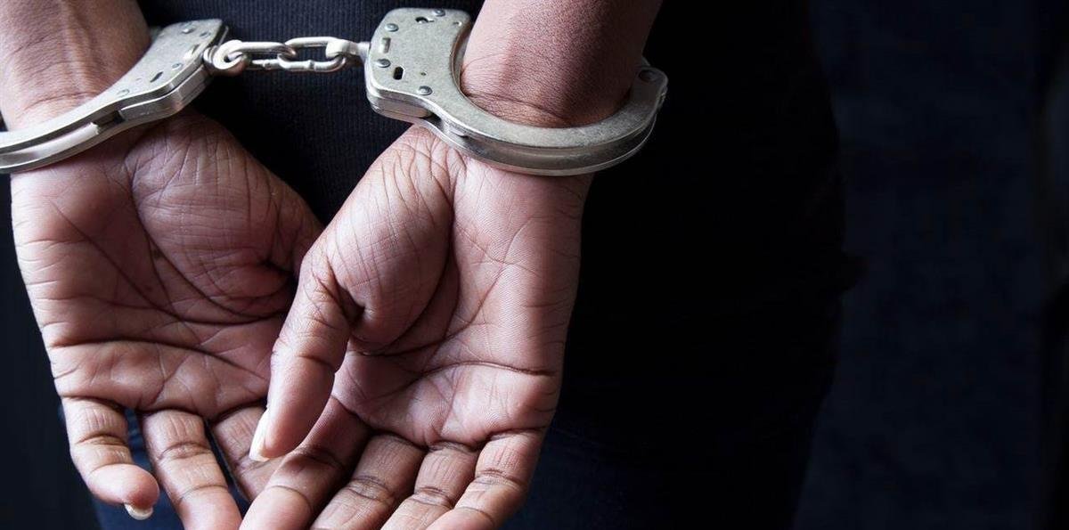 Arrestan a secretaria escolar en EE. UU. por relación inapropiada con estudiante