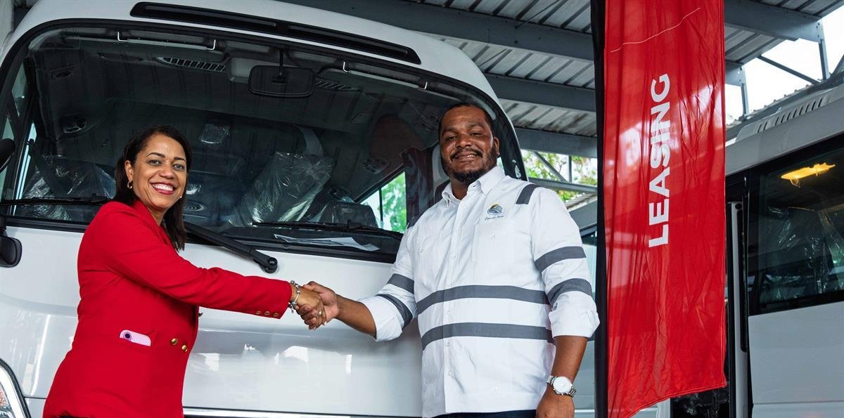 Leasing Avis y Magna entregan flota vehicular valorada en más de US$2 millones a Ovando Tours