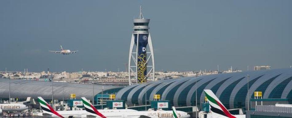 Un muerto y once heridos en los aeropuertos de Abu Dabi y de Dubái tras ataques iraníes