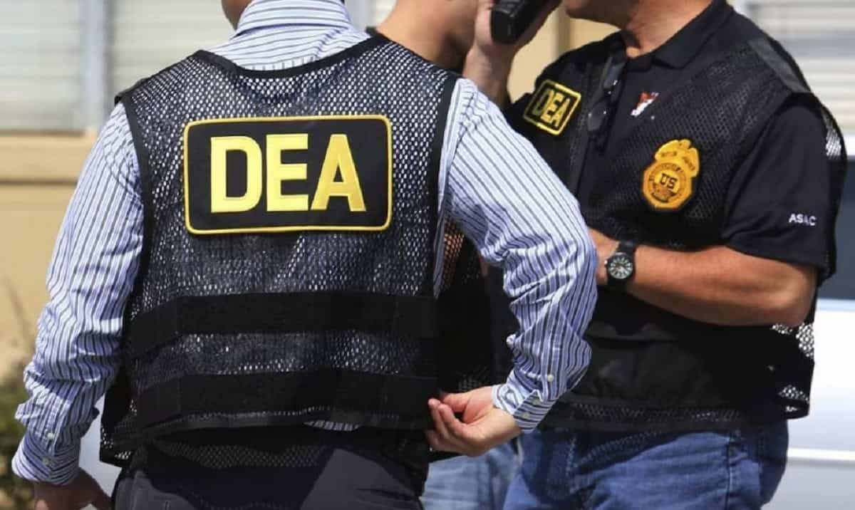 Supervisor de la DEA arrestado y acusado de conspiración para sobornar y fraude de visas