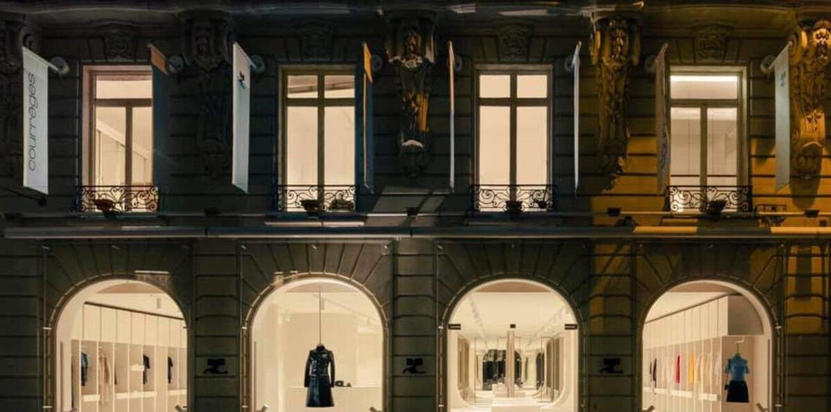 Courrèges viste en París a la mujer para el día a día