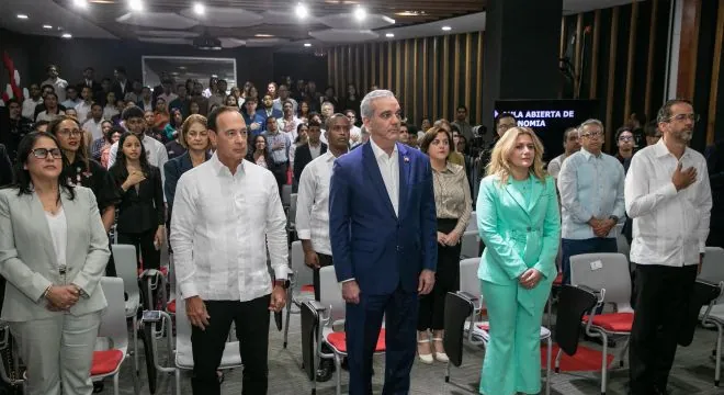 Abinader aboga por equilibrio en eficiencia económica y social