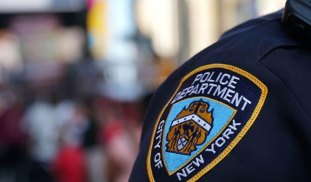 Excomandante del NYPD es acusado de aceptar sobornos para favorecer empresa de "botones de pánico"