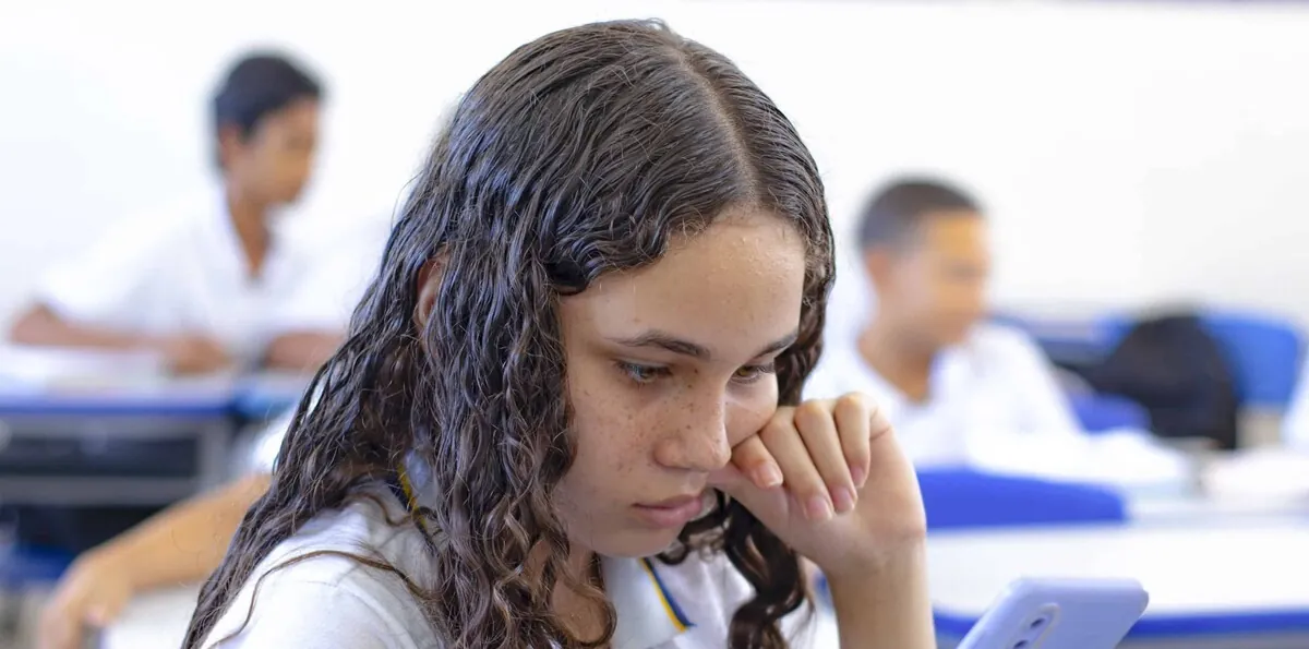 Plan para regular celulares en escuelas logra apoyo