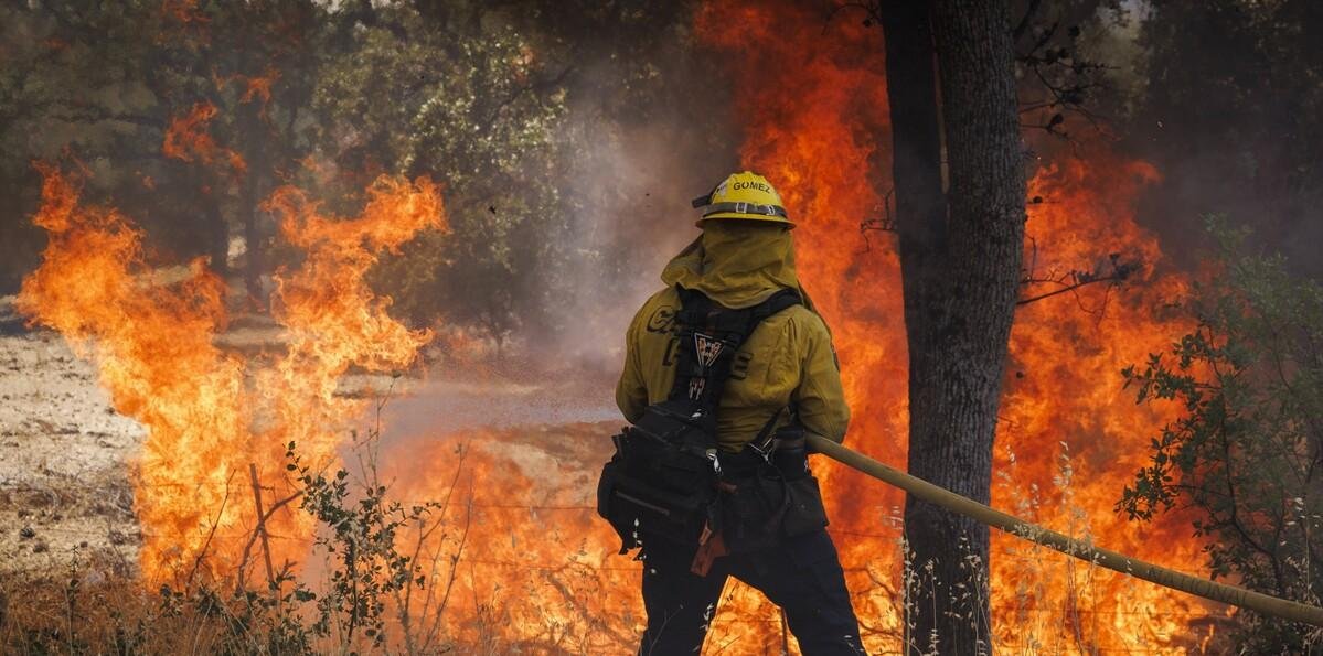 Incendio de más de 10,000 hectáreas se expande sin control en los Everglades en Florida