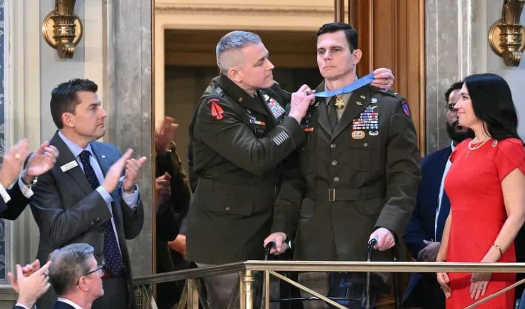Dos pilotos y un campeón entre los condecorados por Trump en su discurso ante el Congreso