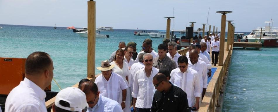 Abinader inaugura techado multiuso, un muelle turístico e inició obra en La Romana