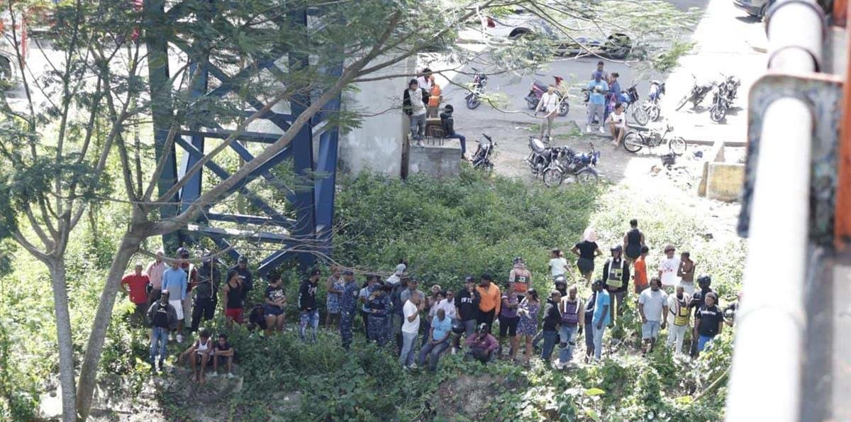 Buscan a motorista que cayó al río Isabela tras accidente múltiple en Villa Mella