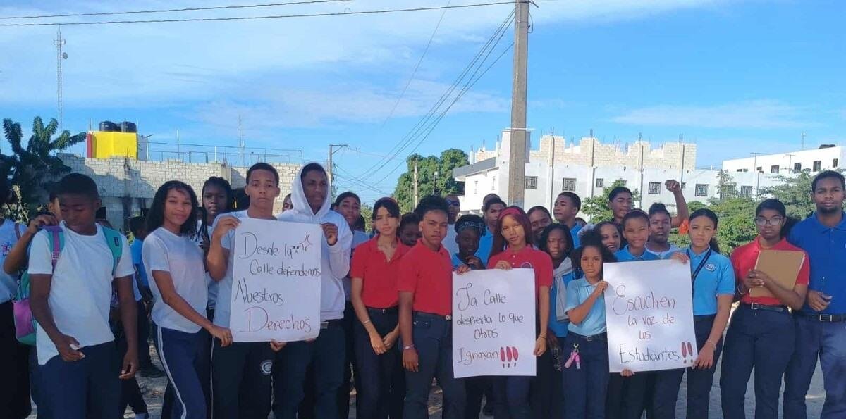 Estudiar sin miedo ni lodo: el reclamo de alumnos en Higüey