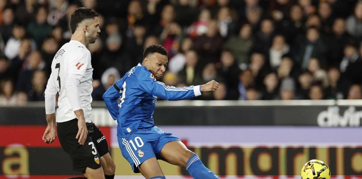 El Real Madrid sobrevive en Valencia y sigue a la caza del Barcelona