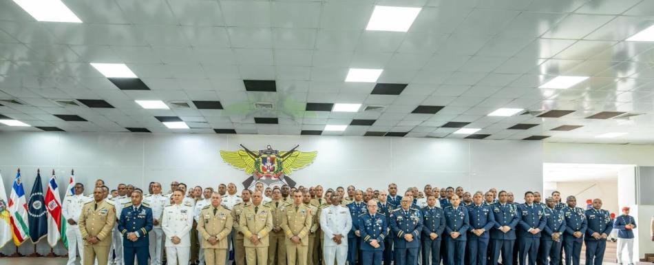 Ministerio de Defensa reconoce a oficiales por su trayectoria y años de servicio